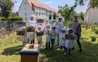 Große Entdecker im Bienengarten: Die Kids aus der Spieloase zu Besuch